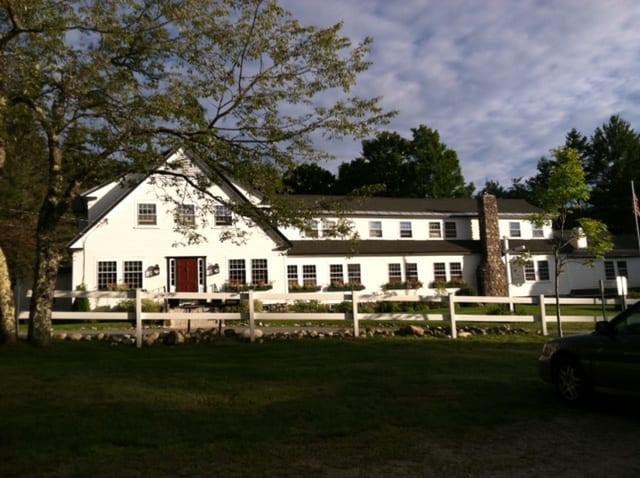 Horse-and-Hound-New-Hampshire-Lodge-Front