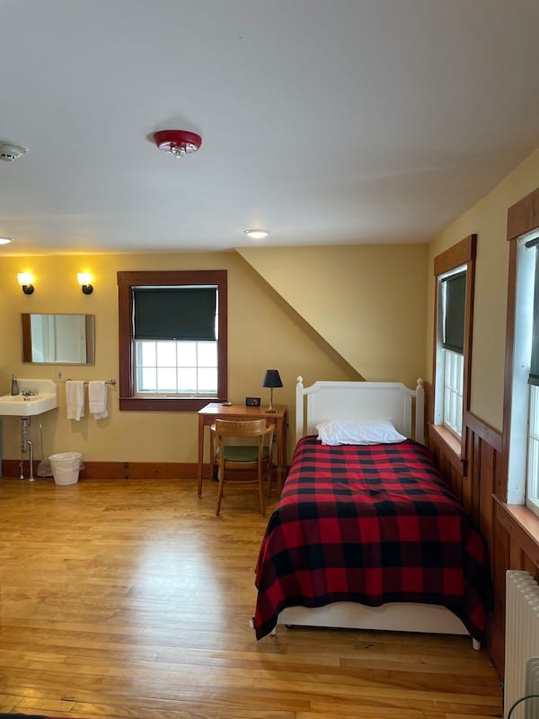 Franconia-New-Hampshire-Lodge-Room 12c