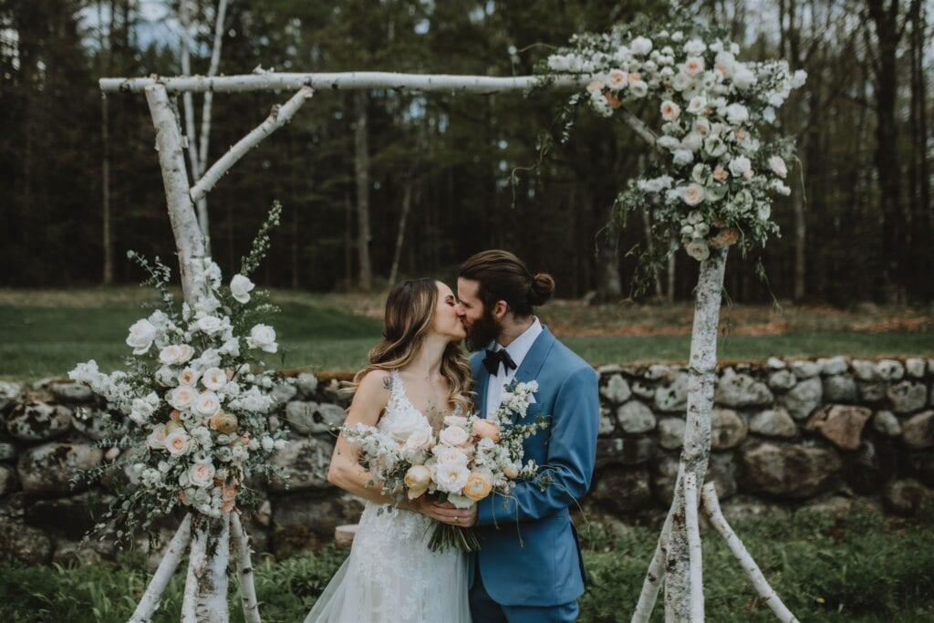 Couple-Kissing-Wedding-Arch