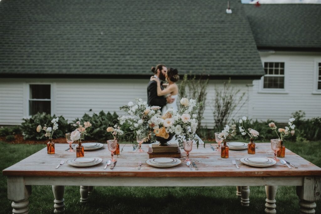 Bride-Groom-Kissing-Table