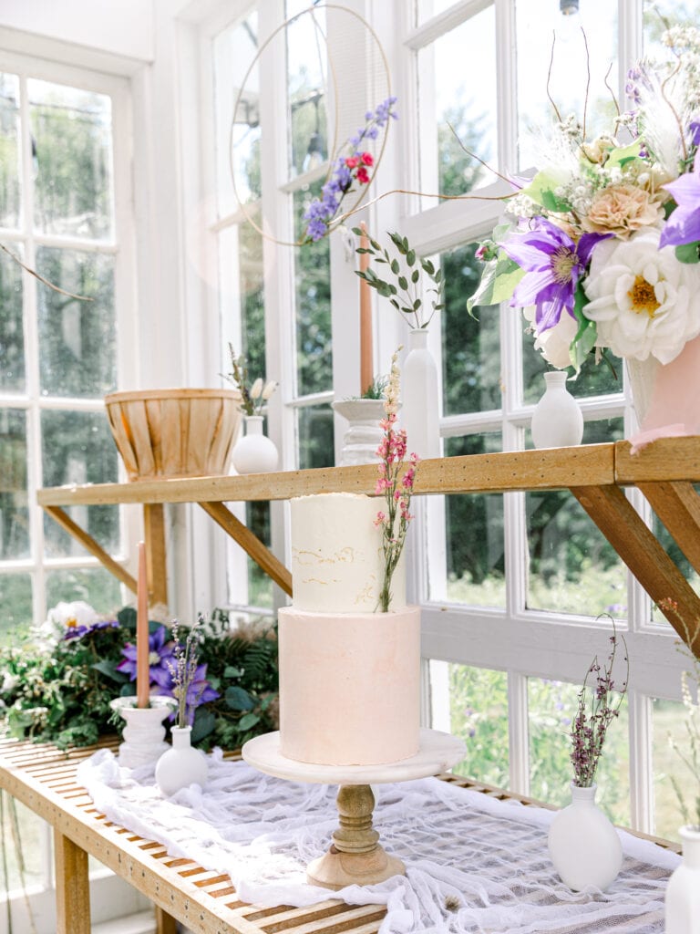 Horse_Hound_Greenhouse-Flower-Circle-Vertical-Wedding-Cake